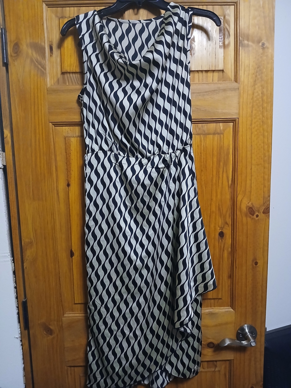 Sleeveless Black and Tan Wave-Print Midi Dress